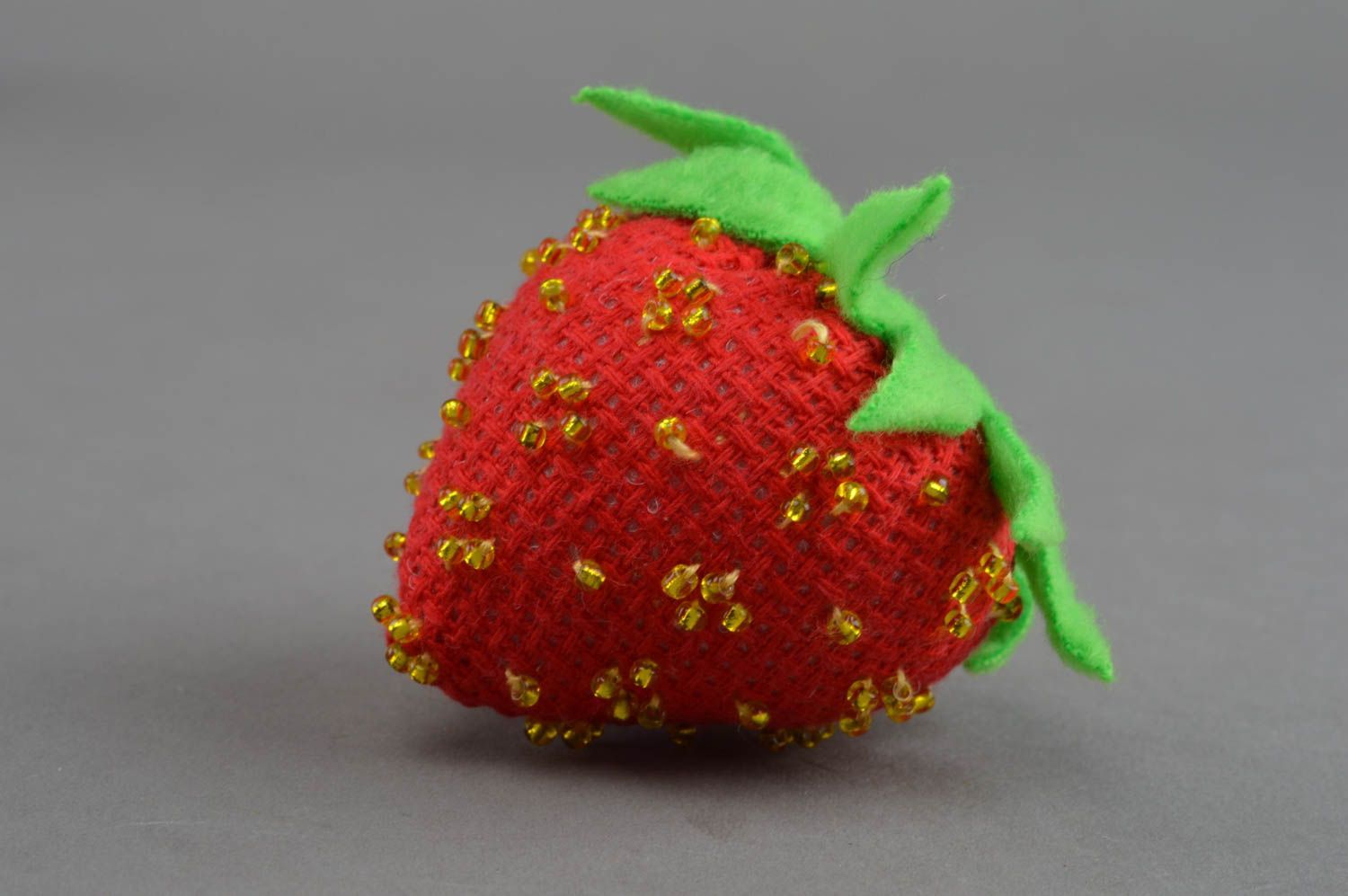 Интерьерная игрушка клубника из канвы с вышивкой бисером красная ручной работы фото 3