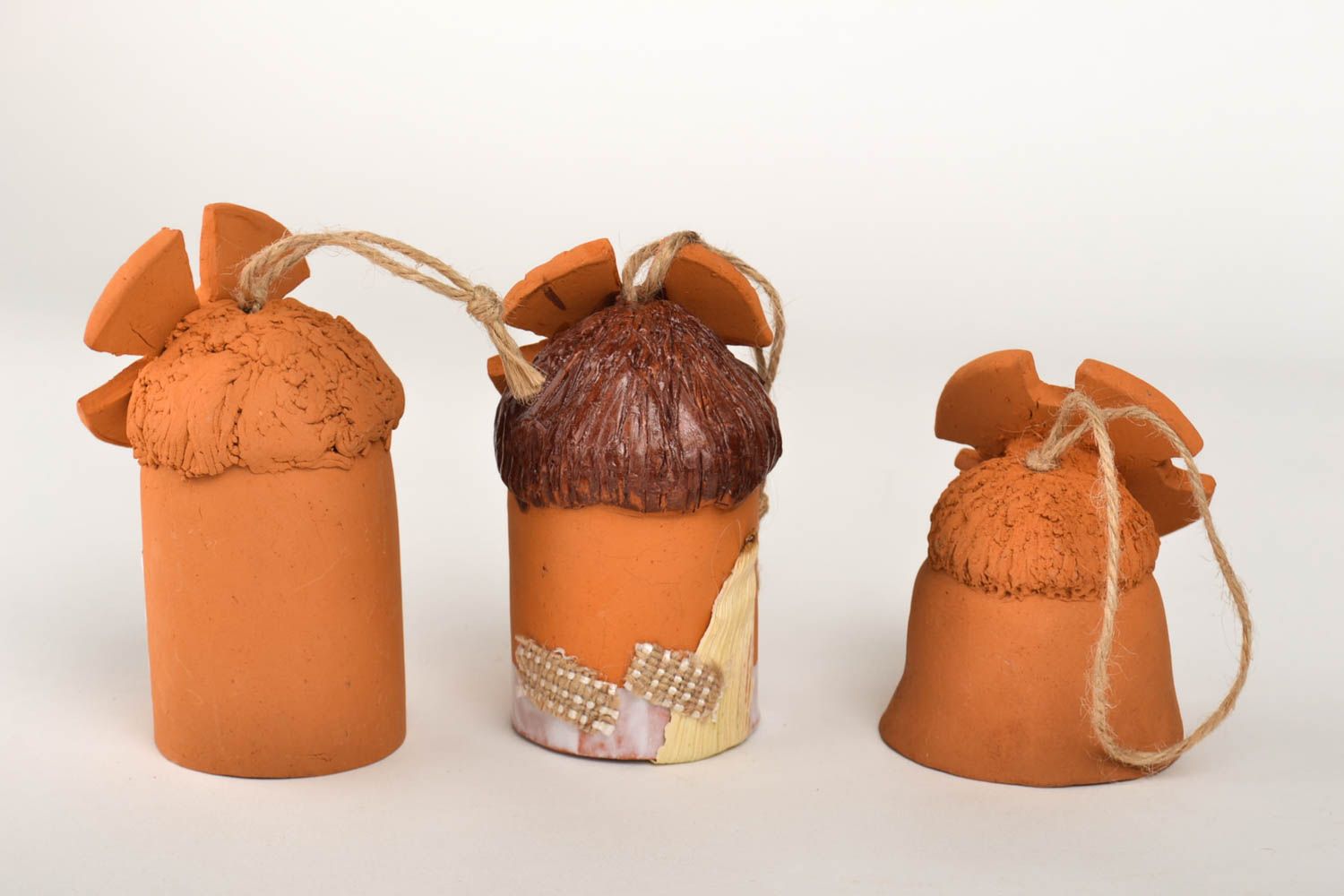 Campanelle decorative fatte a mano set di tre figurine in terracotta foto 2