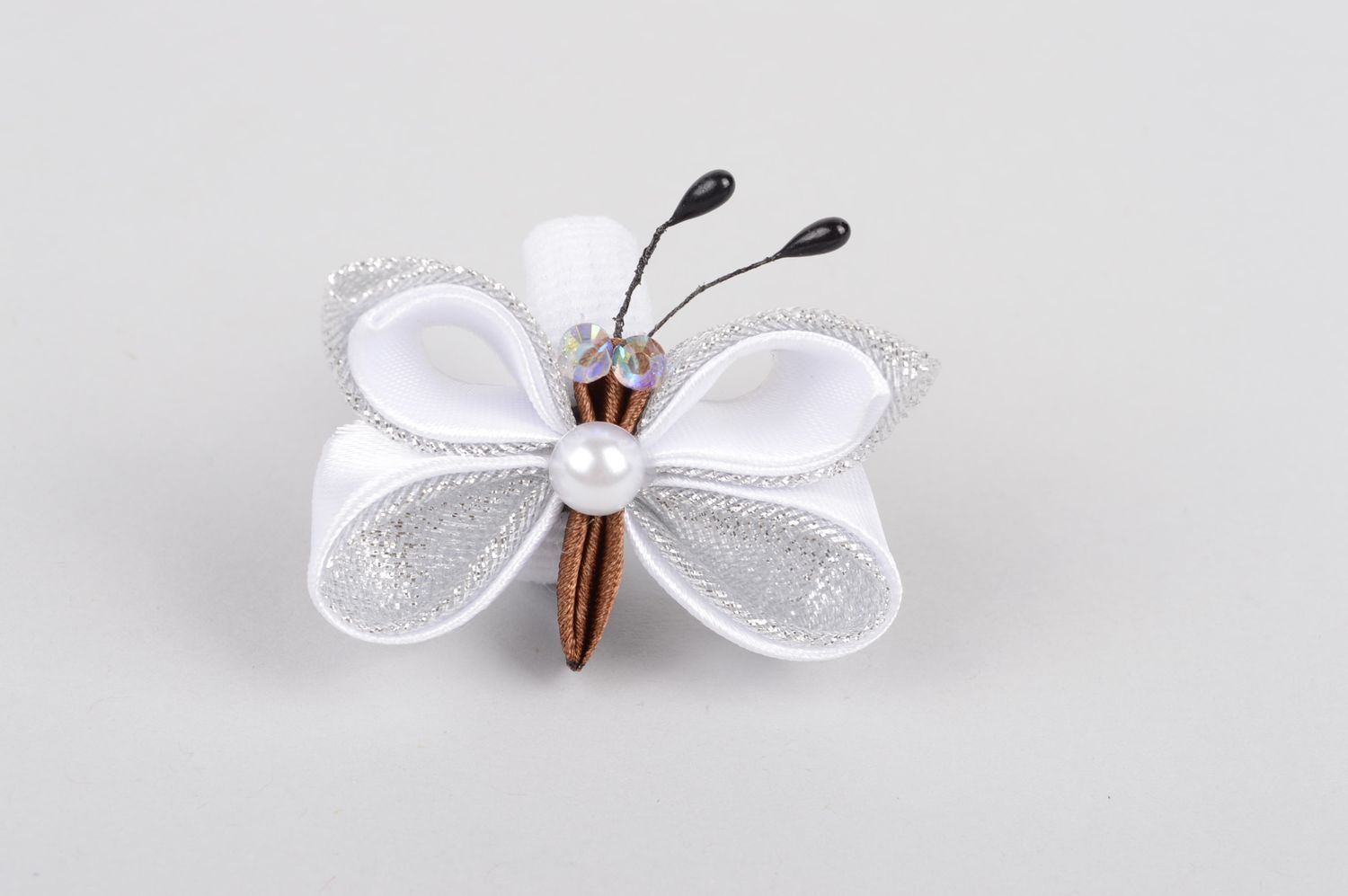 Детская резинка handmade аксессуар для волос резинка из лент Белая бабочка фото 2