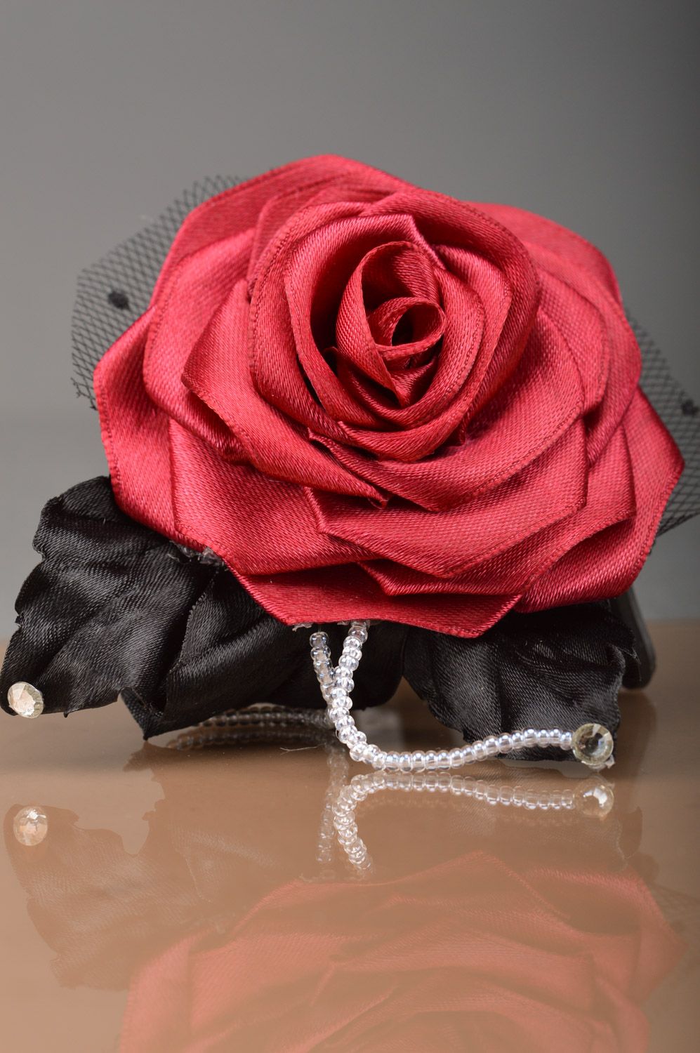 Брошь в виде розы из атласной ткани со стразами и бисером бордовая ручной работы фото 3