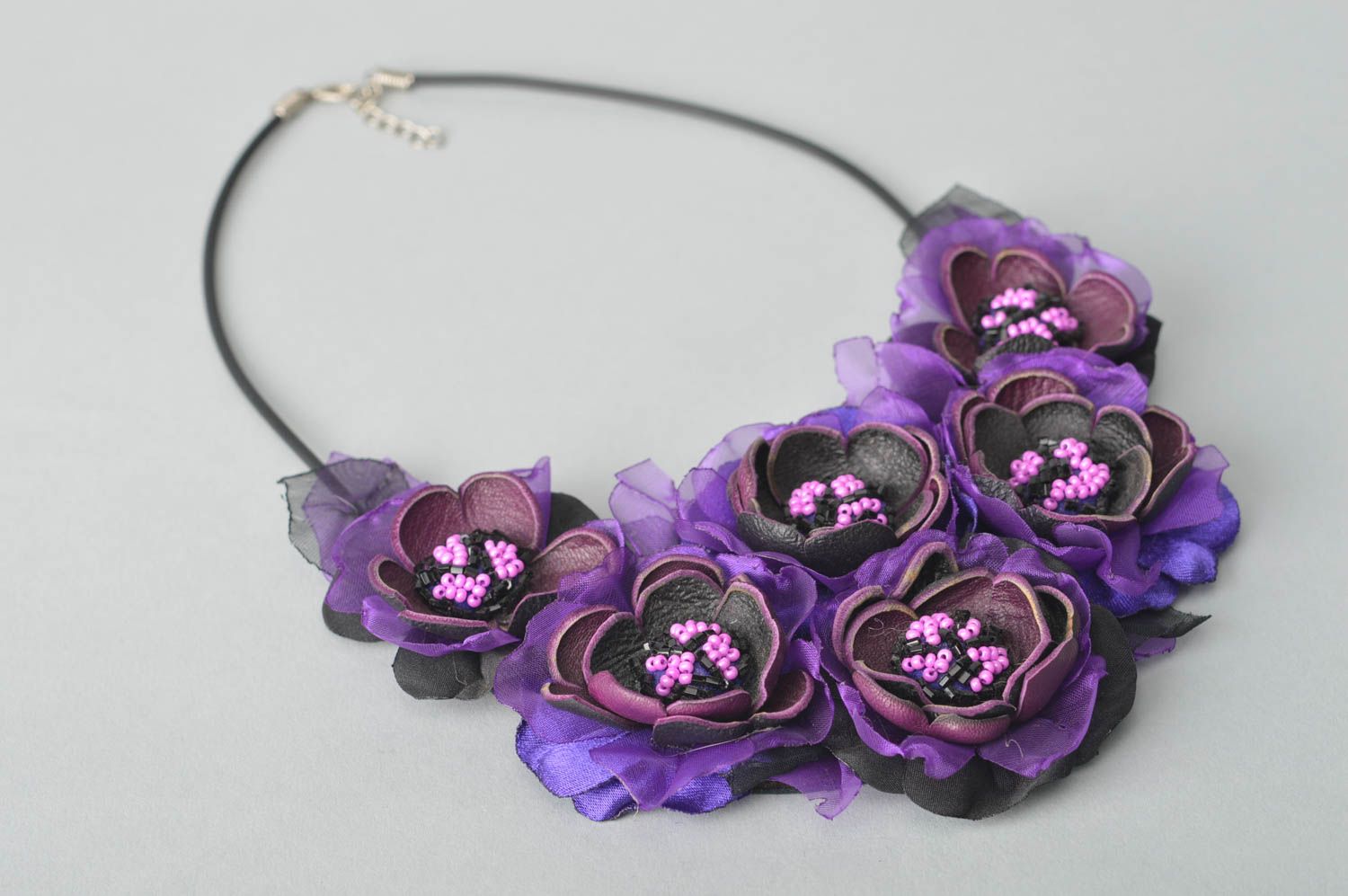 Collier fleurs violettes Bijou fait main en cuir et soie Cadeau pour femme photo 2
