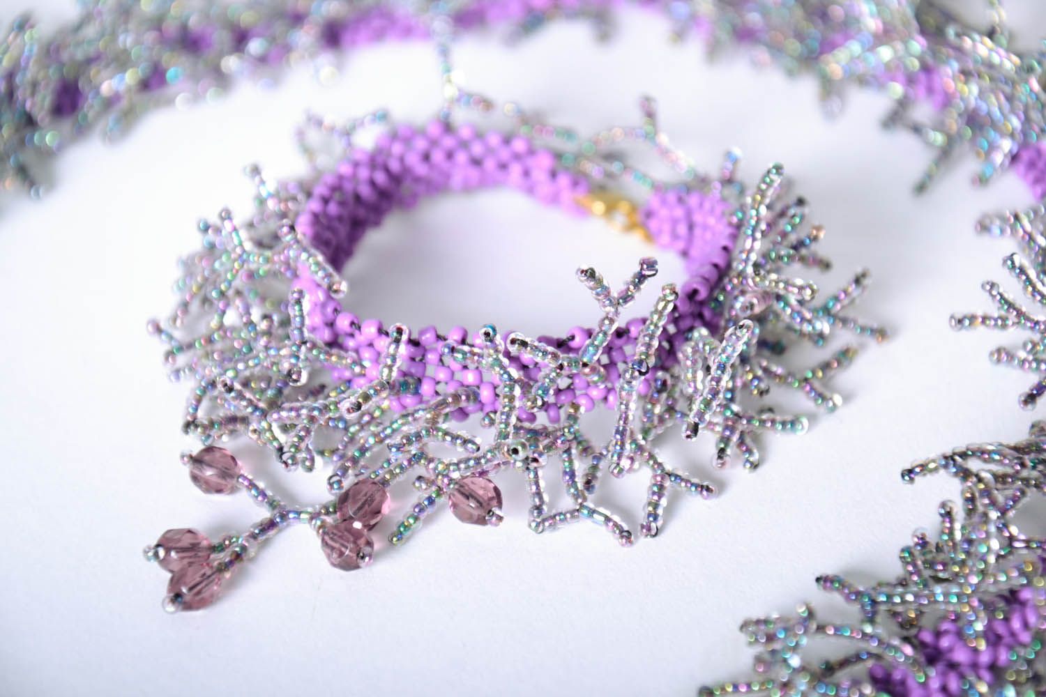 Bracelet en perles de rocaille Corail lilas fait main photo 1