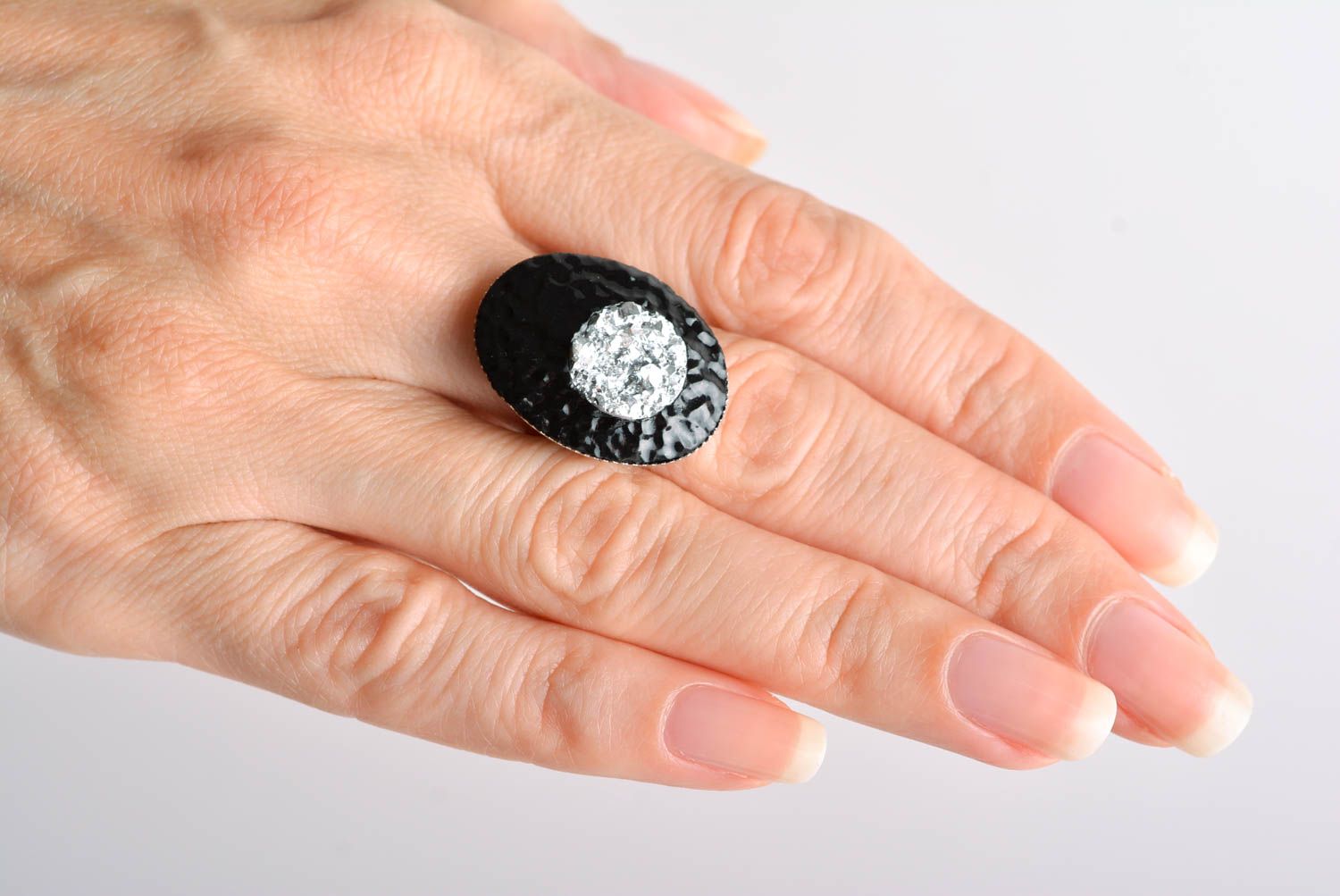 Anello da donna fatto a mano anello di metallo bello di argilla polimerica foto 3
