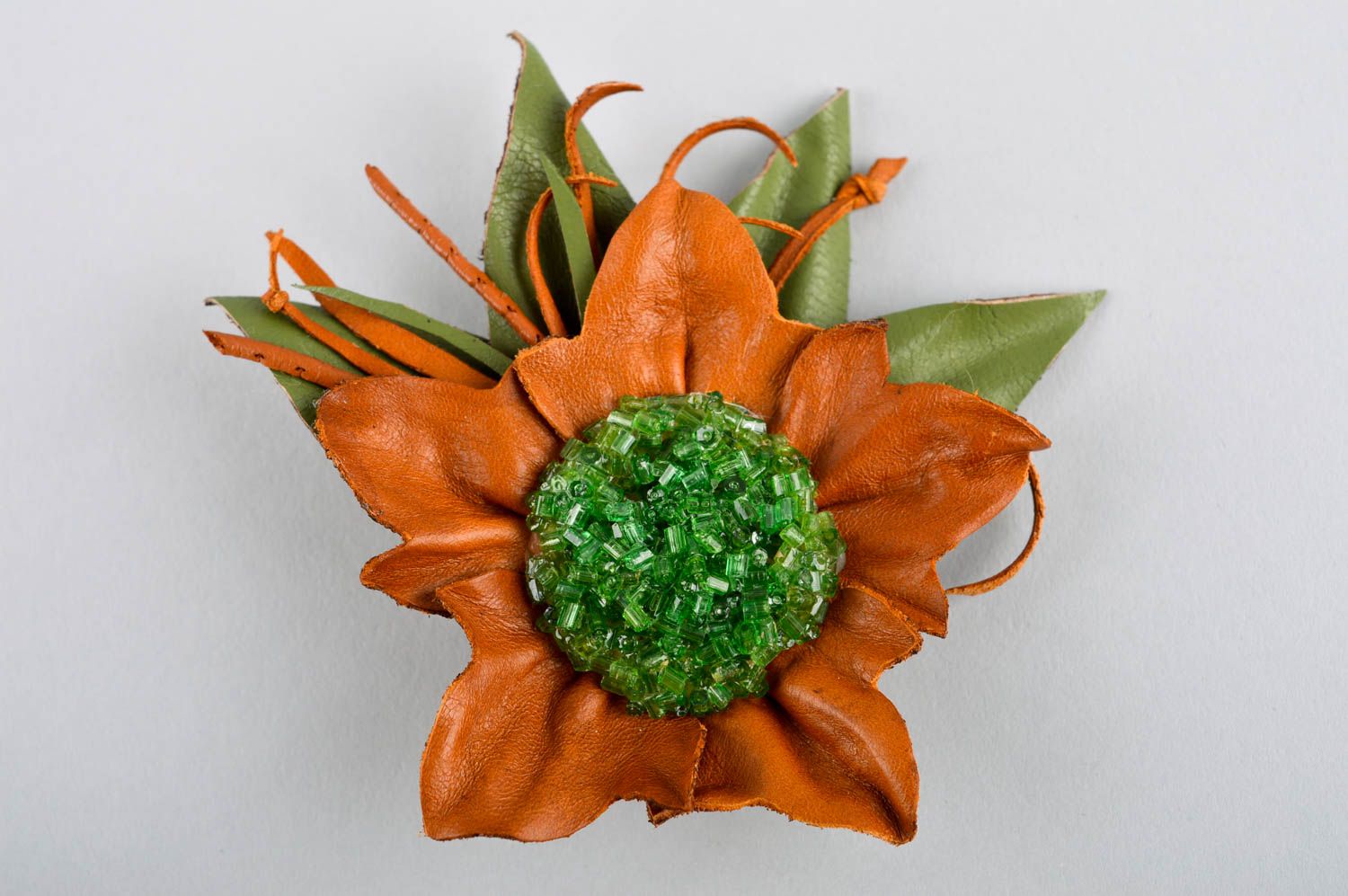 Broche fleur Bijou fantaisie fait main Accessoire en cuir de créateur design photo 2