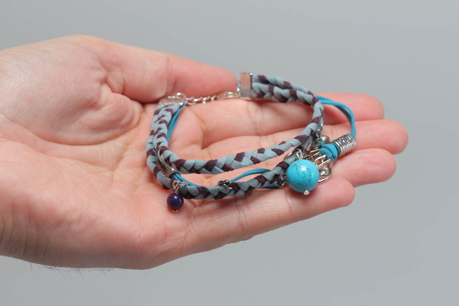 Авторский плетеный браслет из кожи с бусинами и подвесками голубой ручной работы фото 5
