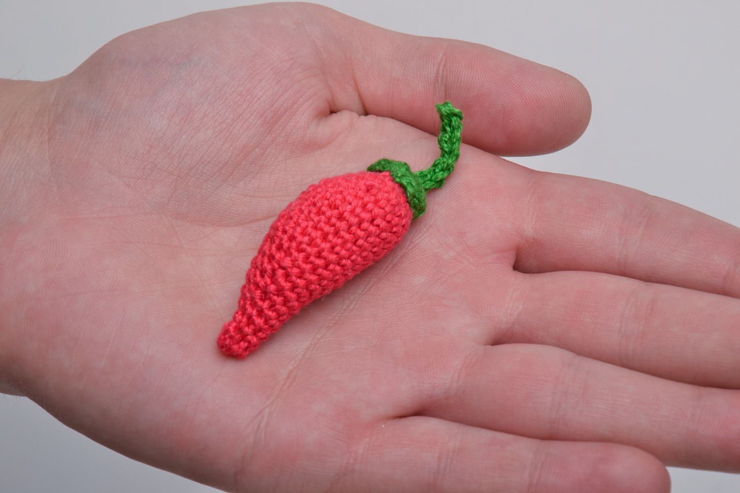 Doudou tricoté fait main Piment rouge en matériaux naturels pour enfant photo 5