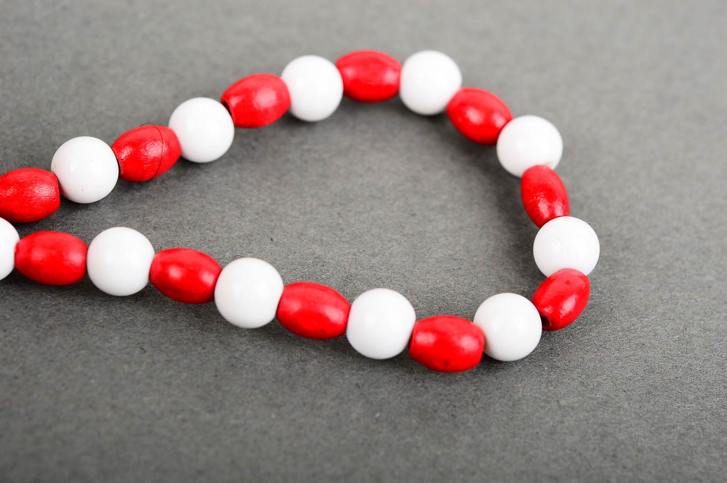 Bracelet perles bois Bijou fait main blanc rouge Accessoire pour femme photo 5