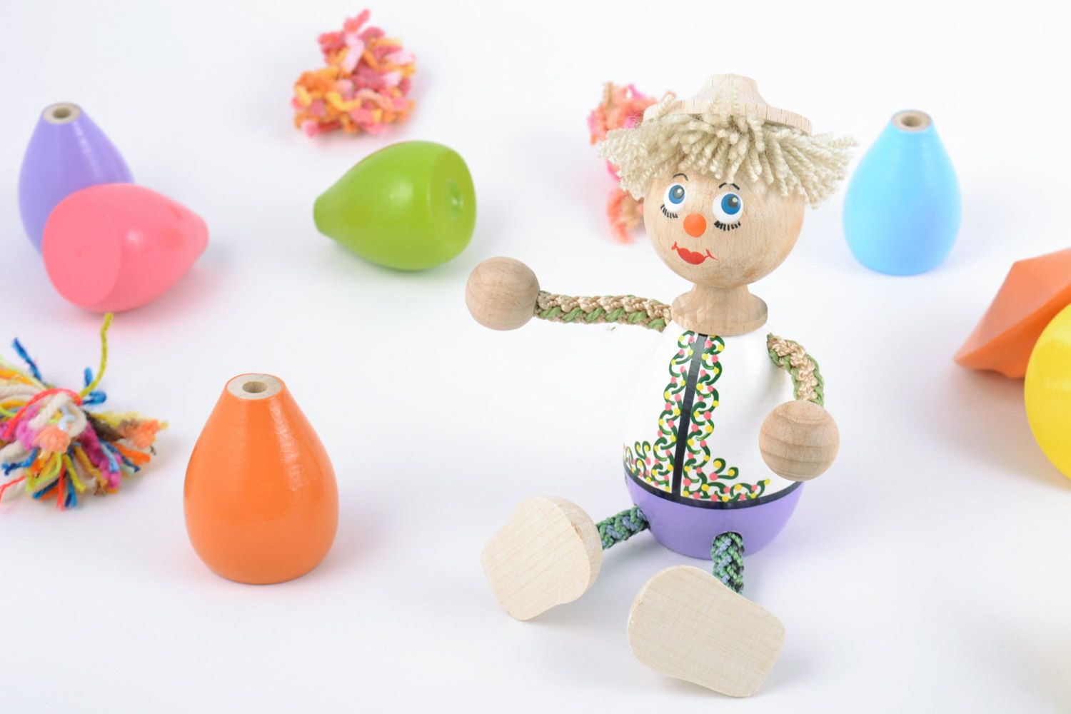 Деревянная эко игрушка с росписью мальчик яркий маленький забавный ручной работы фото 1