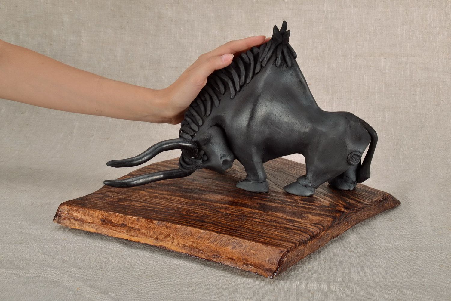 Figurine céramique sur support en forme de taureau photo 5