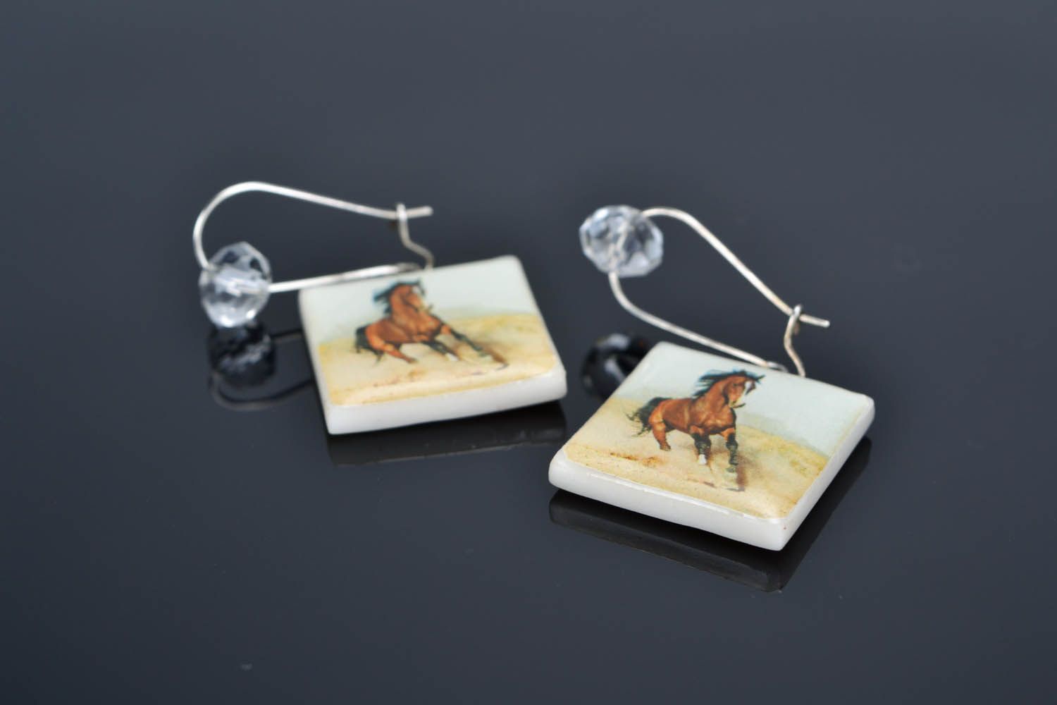 Brincos artesanais feitos de cerâmica plástica com imagem de cavalos Galope foto 1