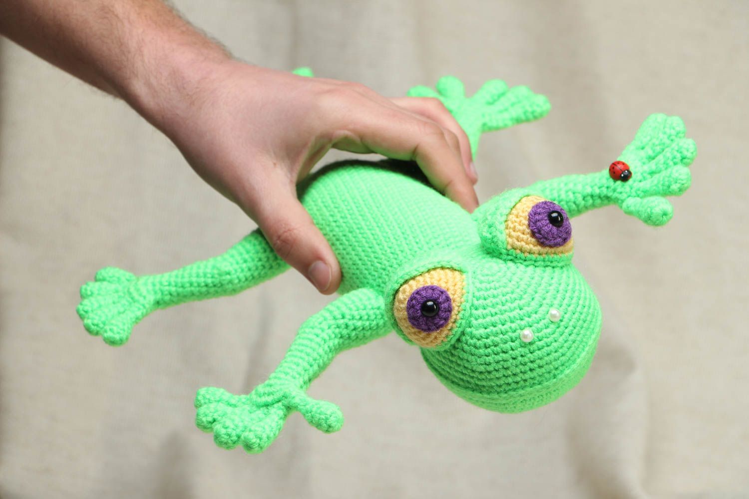 Мягкая вязаная игрушка в виде зеленой ящерицы фото 4