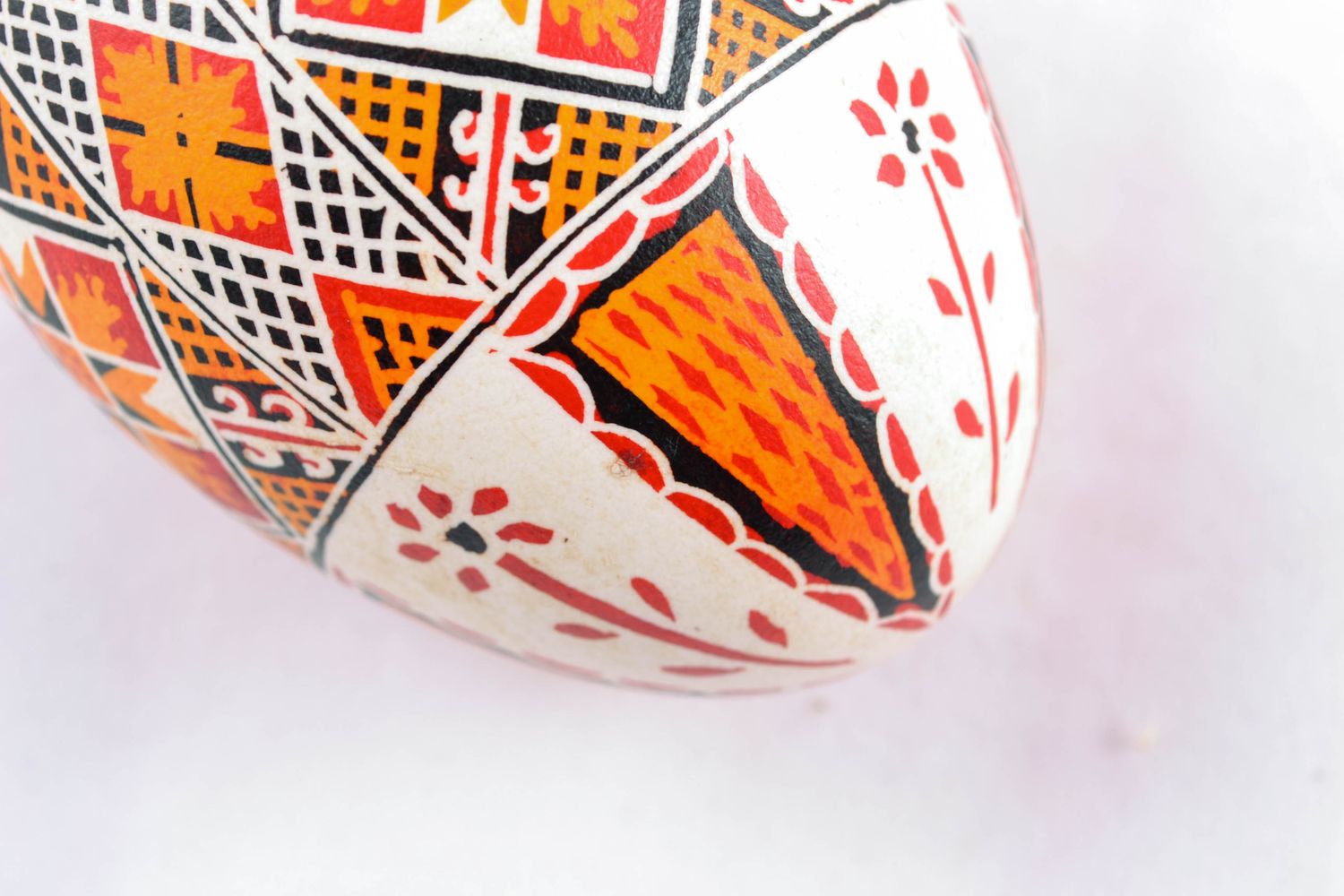 Декоративное яйцо ручной работы в светлой цветовой гамме  фото 5