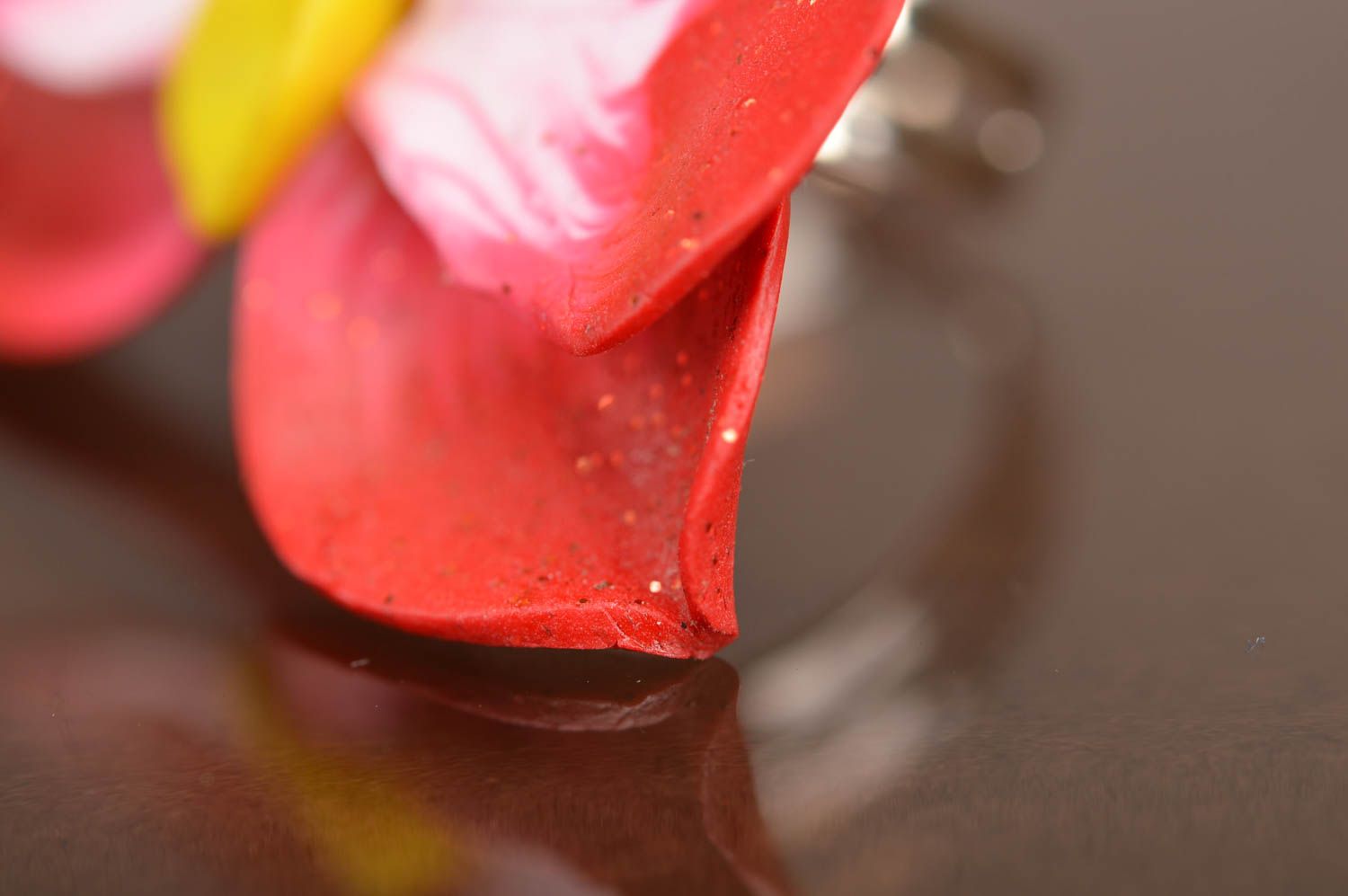 Красное кольцо из полимерной глины ручной работы в виде орхидеи красивое фото 5