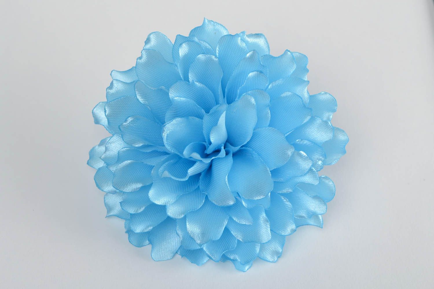 Голубая резинка для волос с цветком из атласных лент ручной работы объемная фото 4