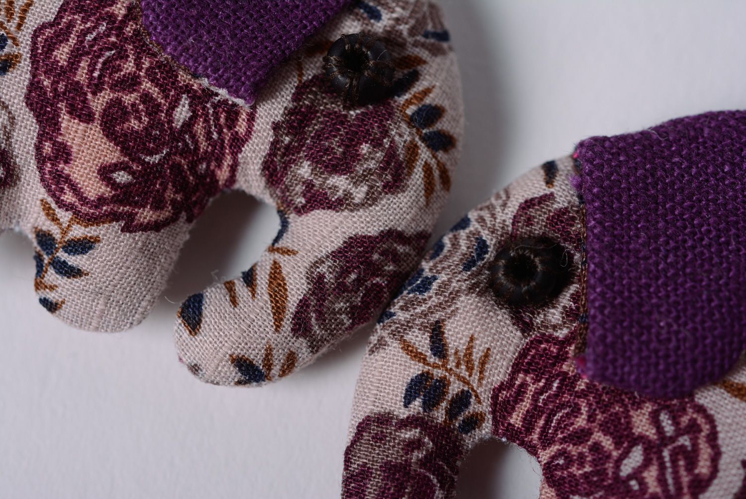 Boucles d'oreilles éléphants en lin et coton à fleurs faites main pendantes photo 2