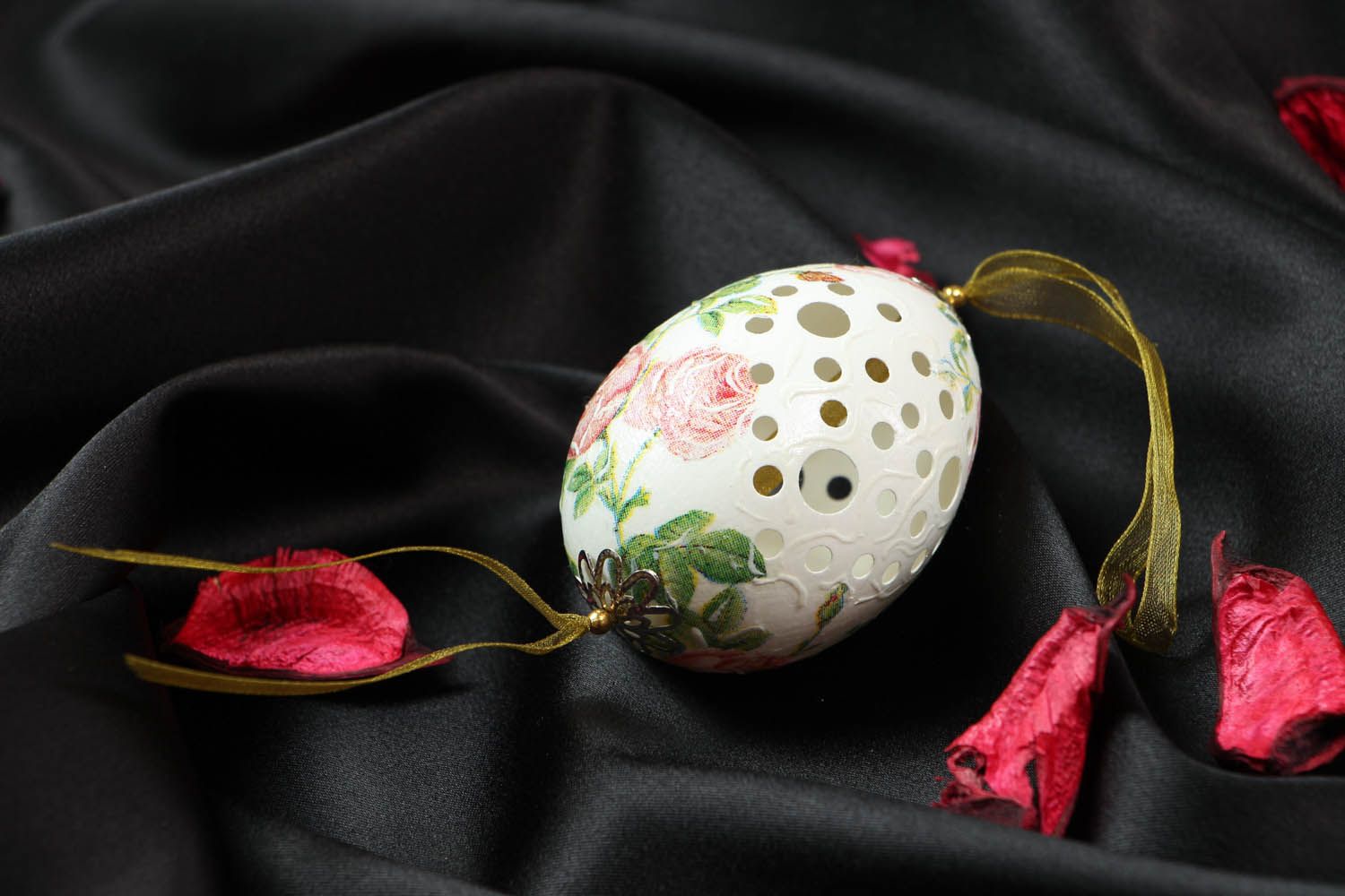 Pingente decorativo na forma de ovo de Páscoa com a casca esculpida foto 5