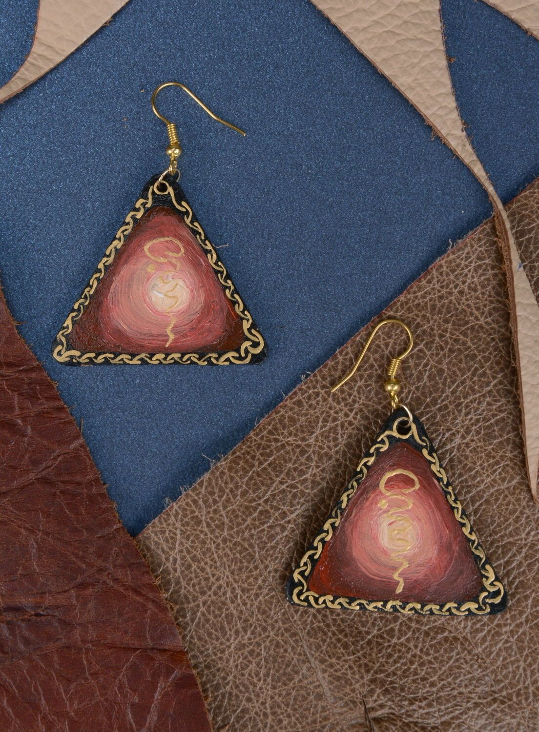 Boucles d'oreilles artisanales triangulaires en cuir  photo 1