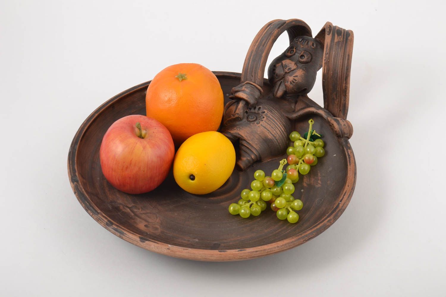 Керамическая тарелка ручной работы глиняная посуда кухонная посуда с зайцем фото 1