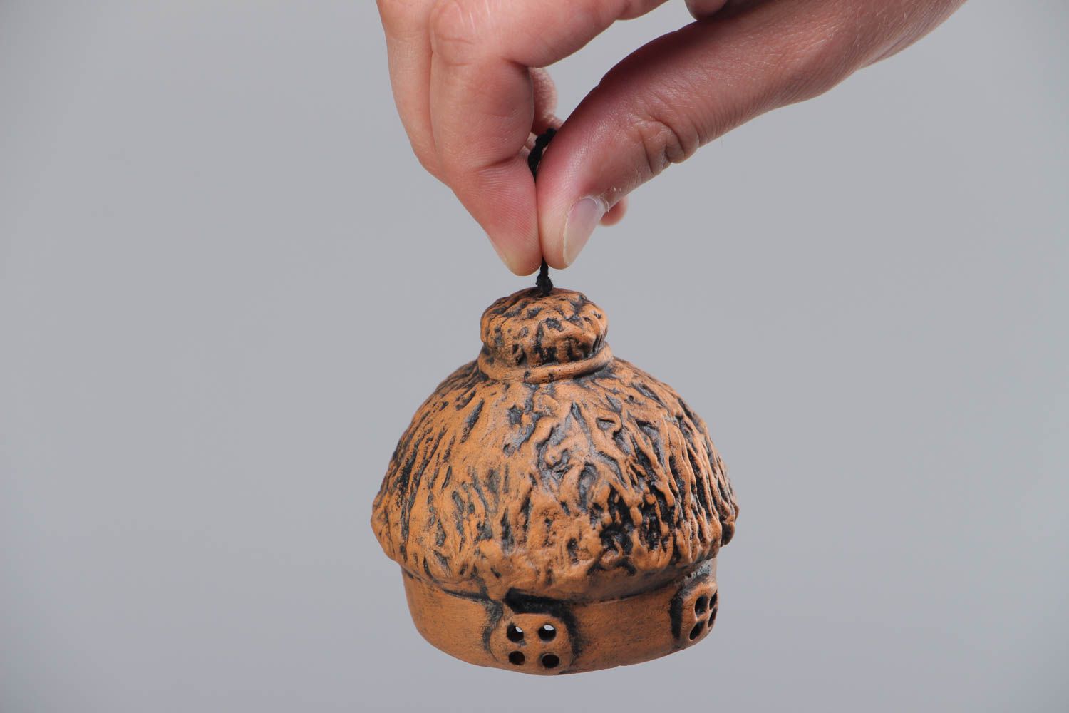 Расписанный акриловыми красками глиняный колокольчик в виде домика ручной работы фото 5
