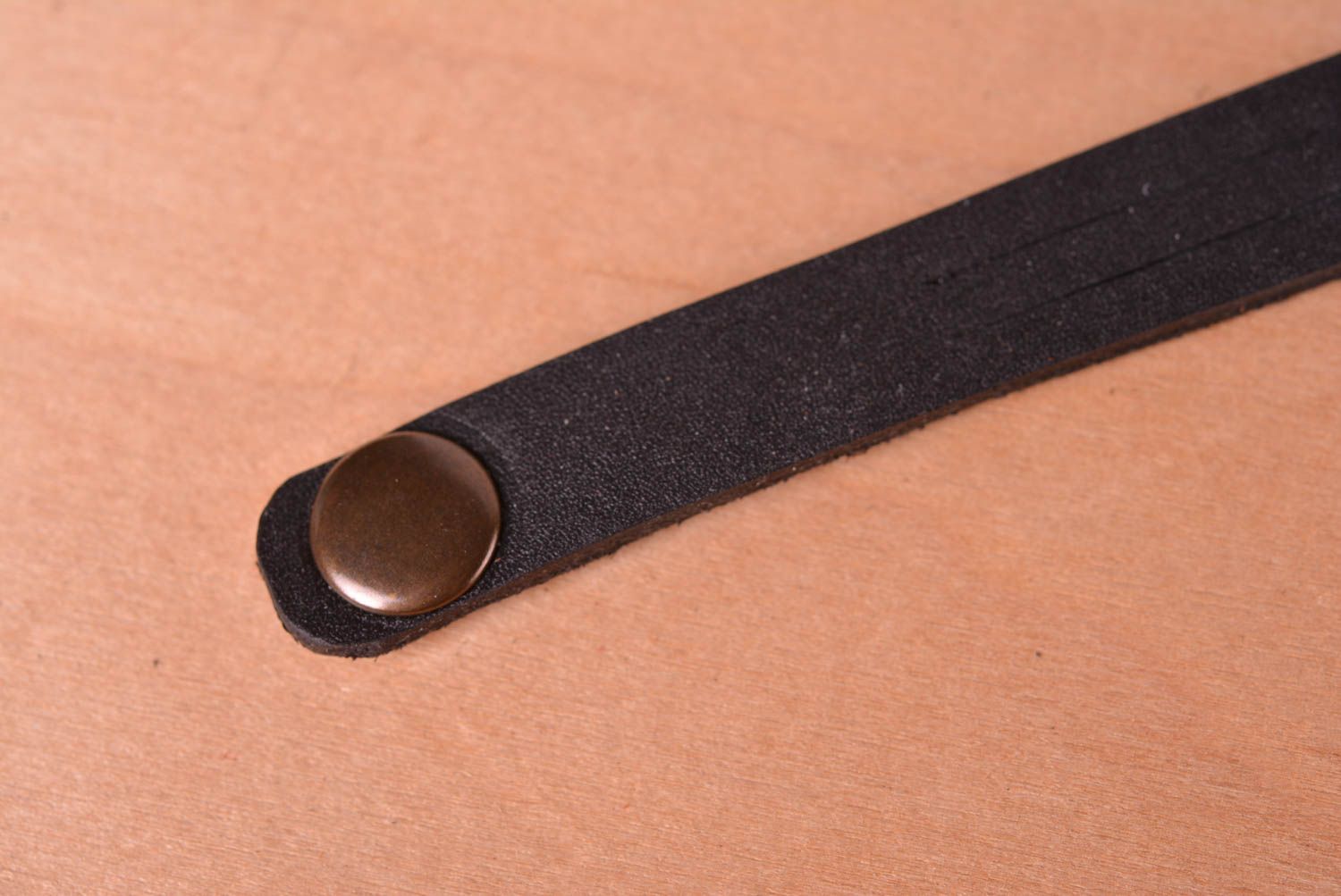Кожаный браслет ручной работы широкое украшение из кожи браслет на руку фото 4