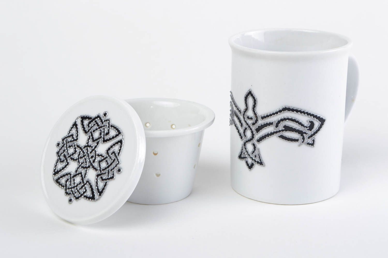 Белая глиняная чашка с крышкой и заварником с росписью акрилом ручной работы фото 3