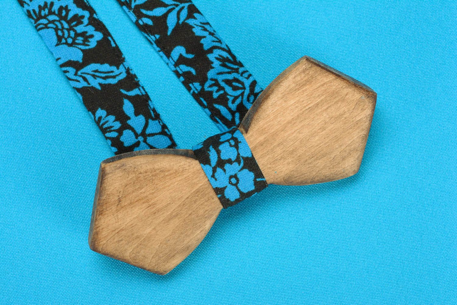 Gravata-borboleta feita à mão de madeira de lariço  foto 3