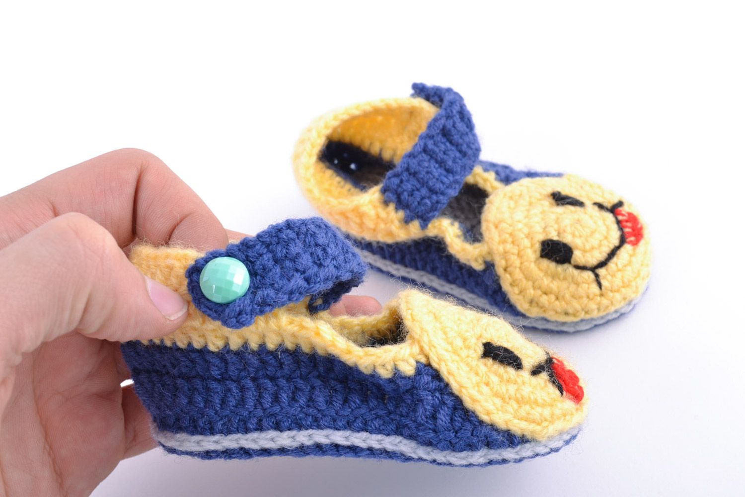 Bright warm handmade baby shoes crocheted of woolen threads with funny muzzles photo 3
