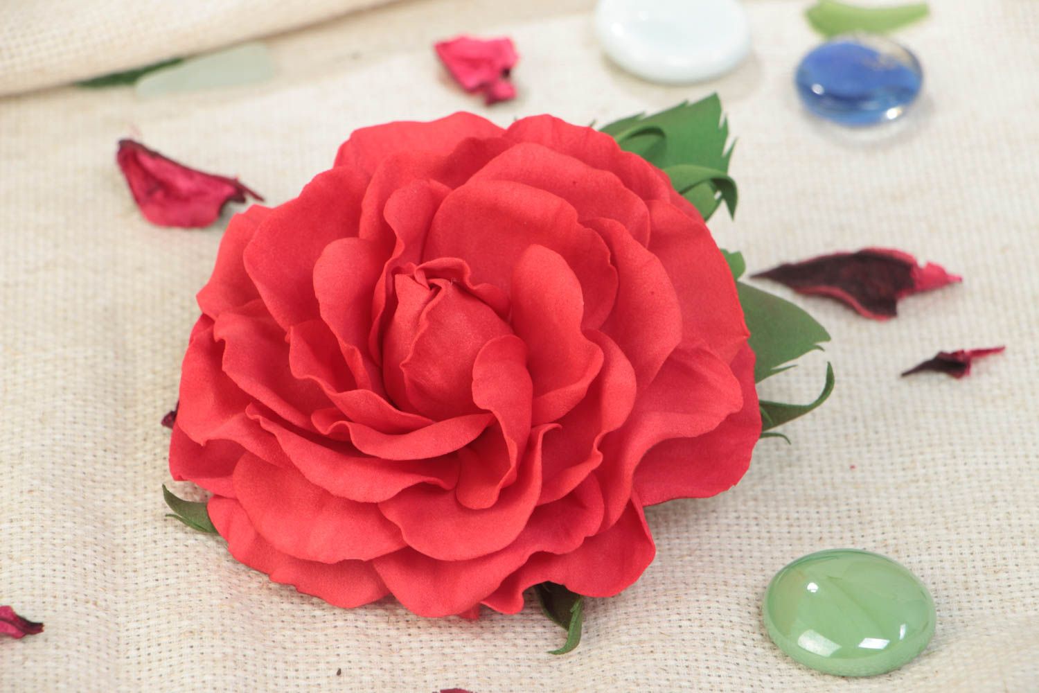 Красная брошь в виде цветка из фоамирана ручной работы крупная красивая фото 1