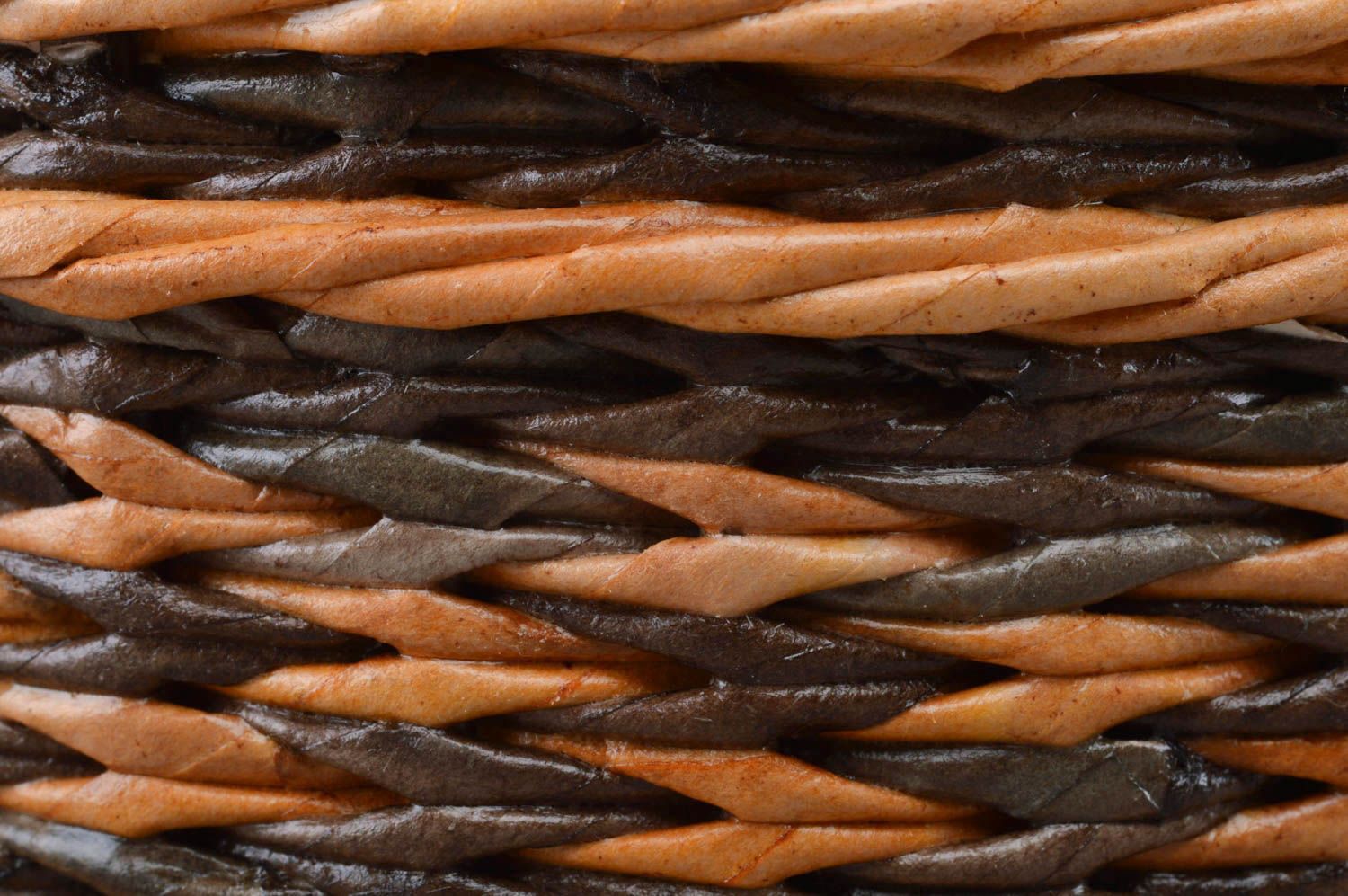 Круглая корзина из бумажной лозы ручной работы для конфет коричневая красивая фото 3