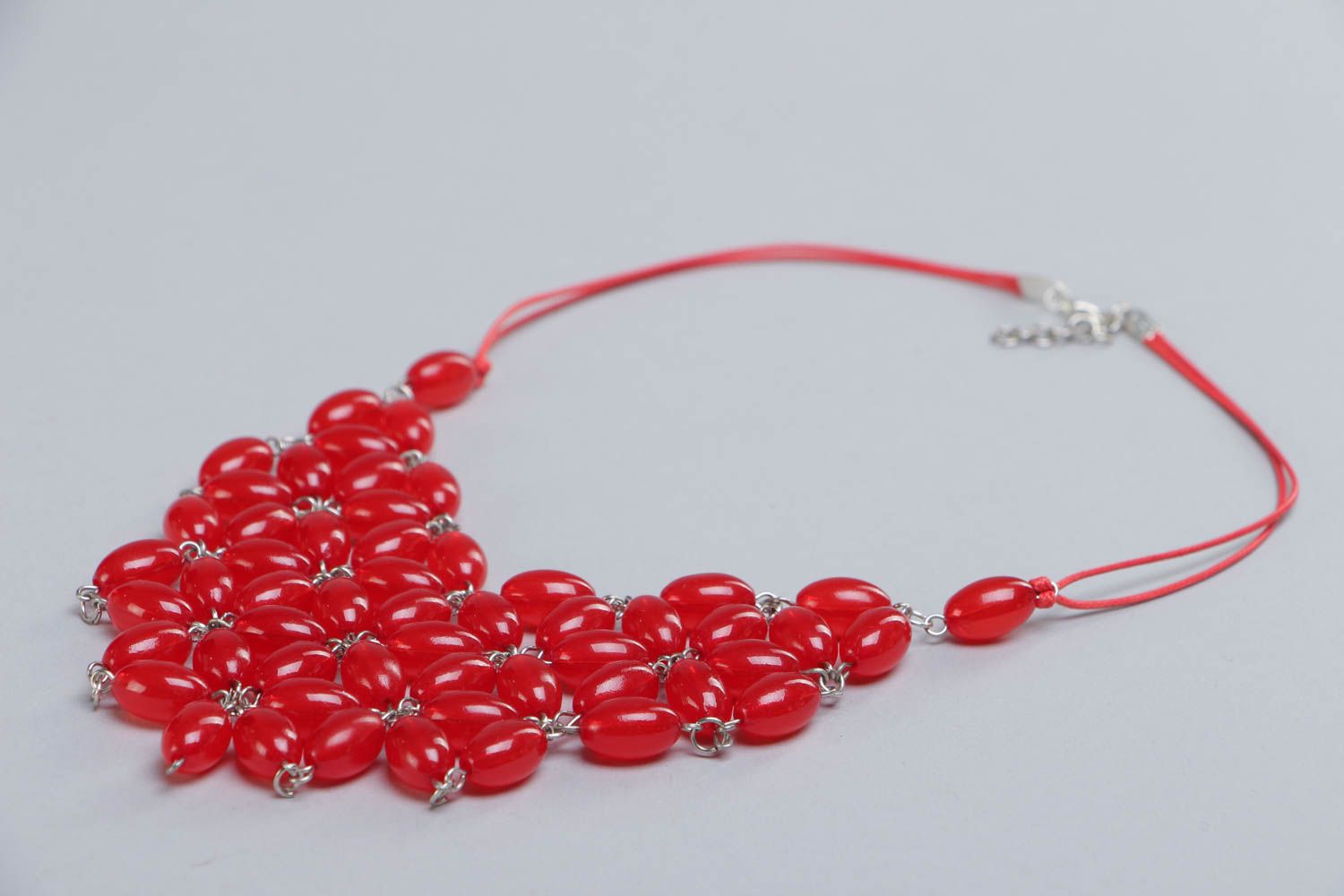 Collier de perles en plastique rouge sur cordelette faite main pour femme photo 3