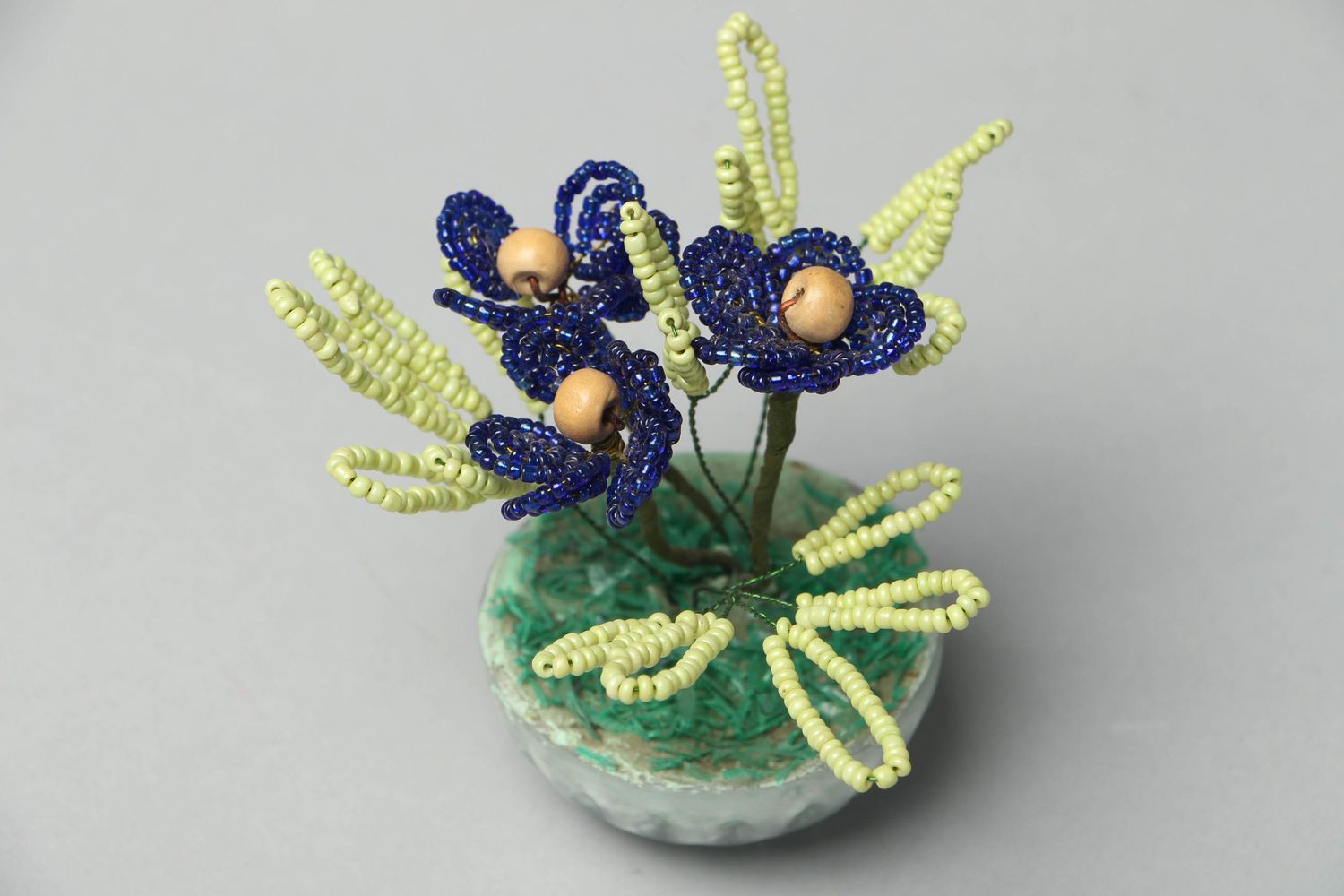 Handgemachte Blumen aus Glasperlen im Topf foto 2
