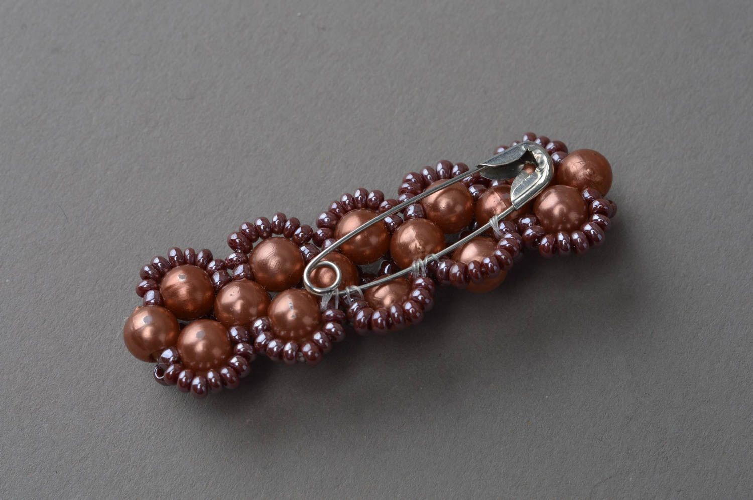 Broche baies faite main en perles de rocaille et perles fantaisie marron photo 4