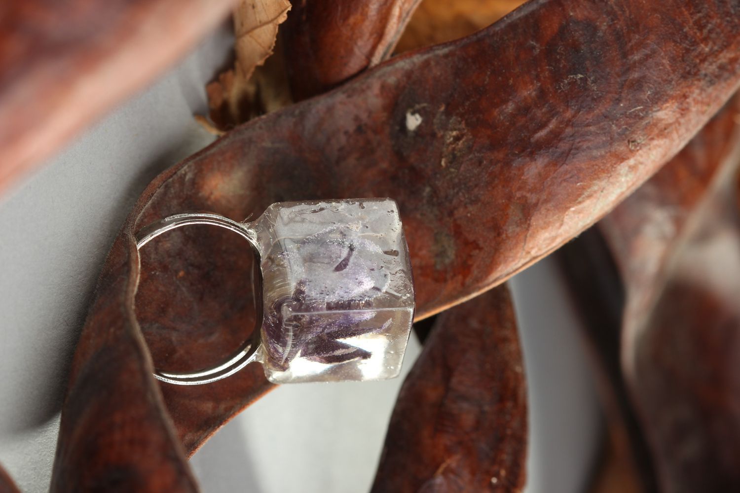 Кольцо ручной работы украшение из эпоксидной смолы необычное кольцо с цветком фото 1