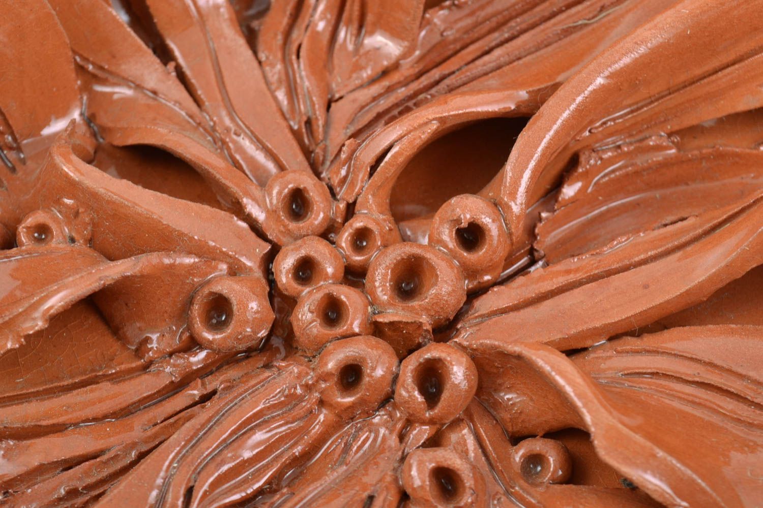 Керамическая тарелка покрытая глазурью с объемным декором настенная хэнд мэйд фото 3