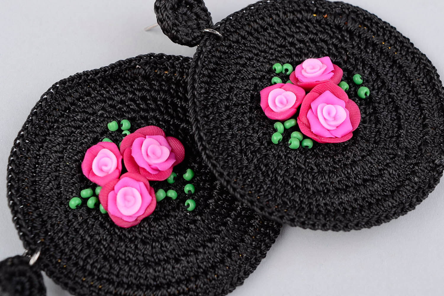 Boucles d'oreilles artisanales tricotées avec roses photo 2