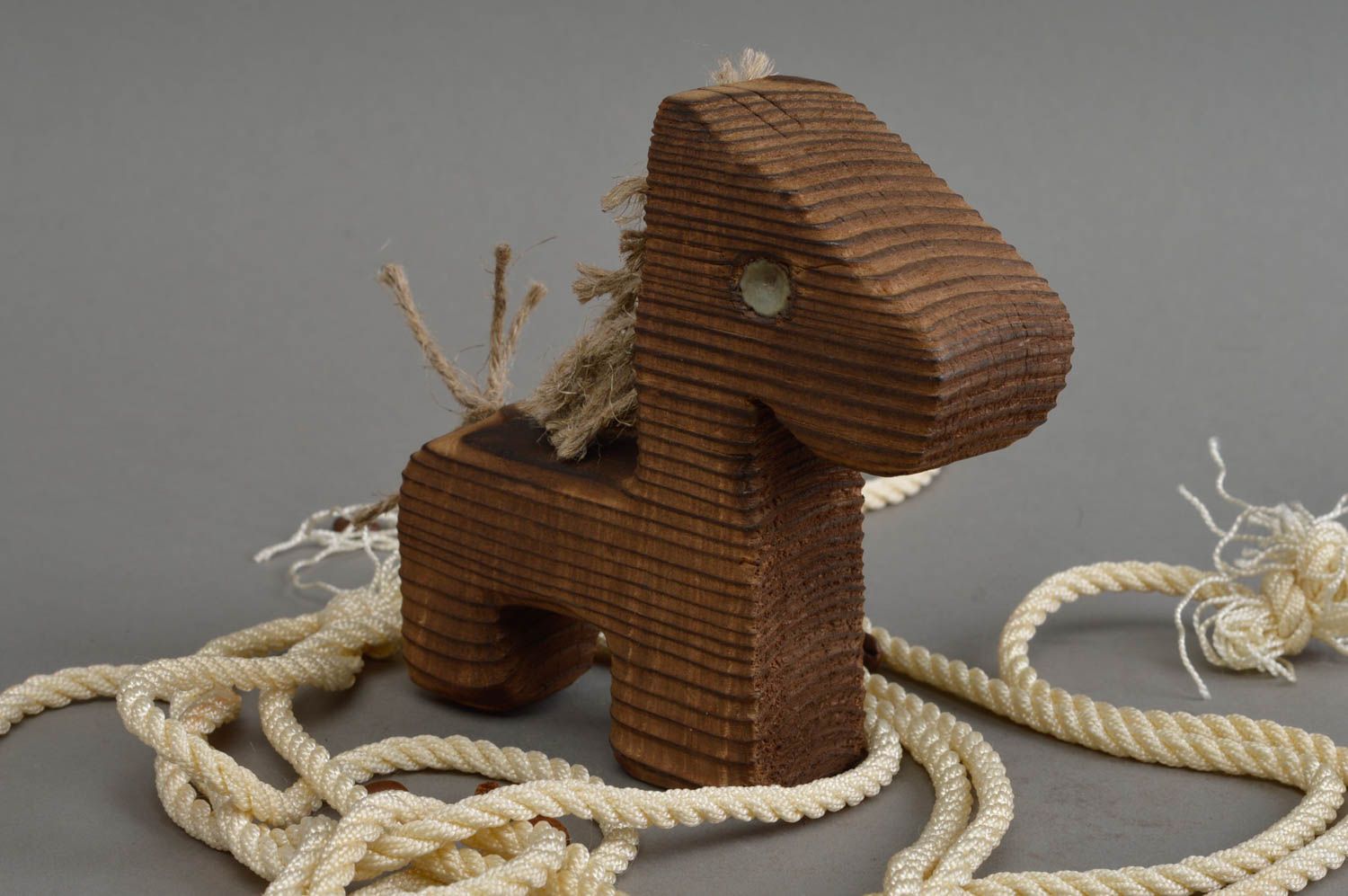 Figurine cheval en bois de pin et cordons de lin écologique faite main photo 1