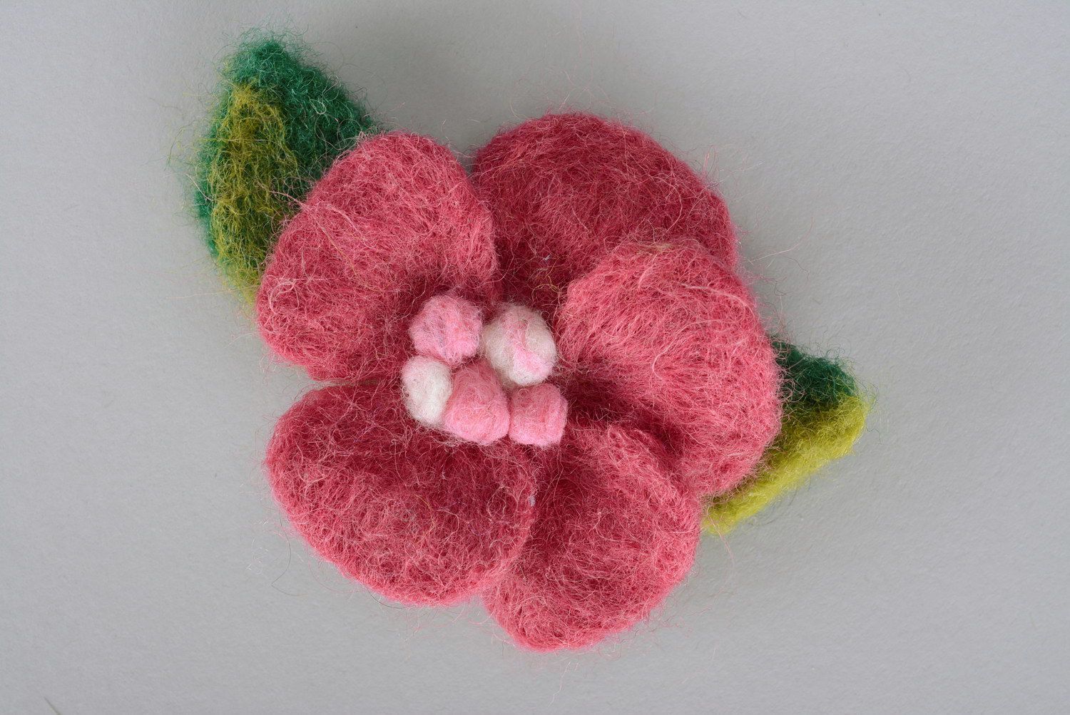 Broche feito de lã Flor em cor rosa foto 4