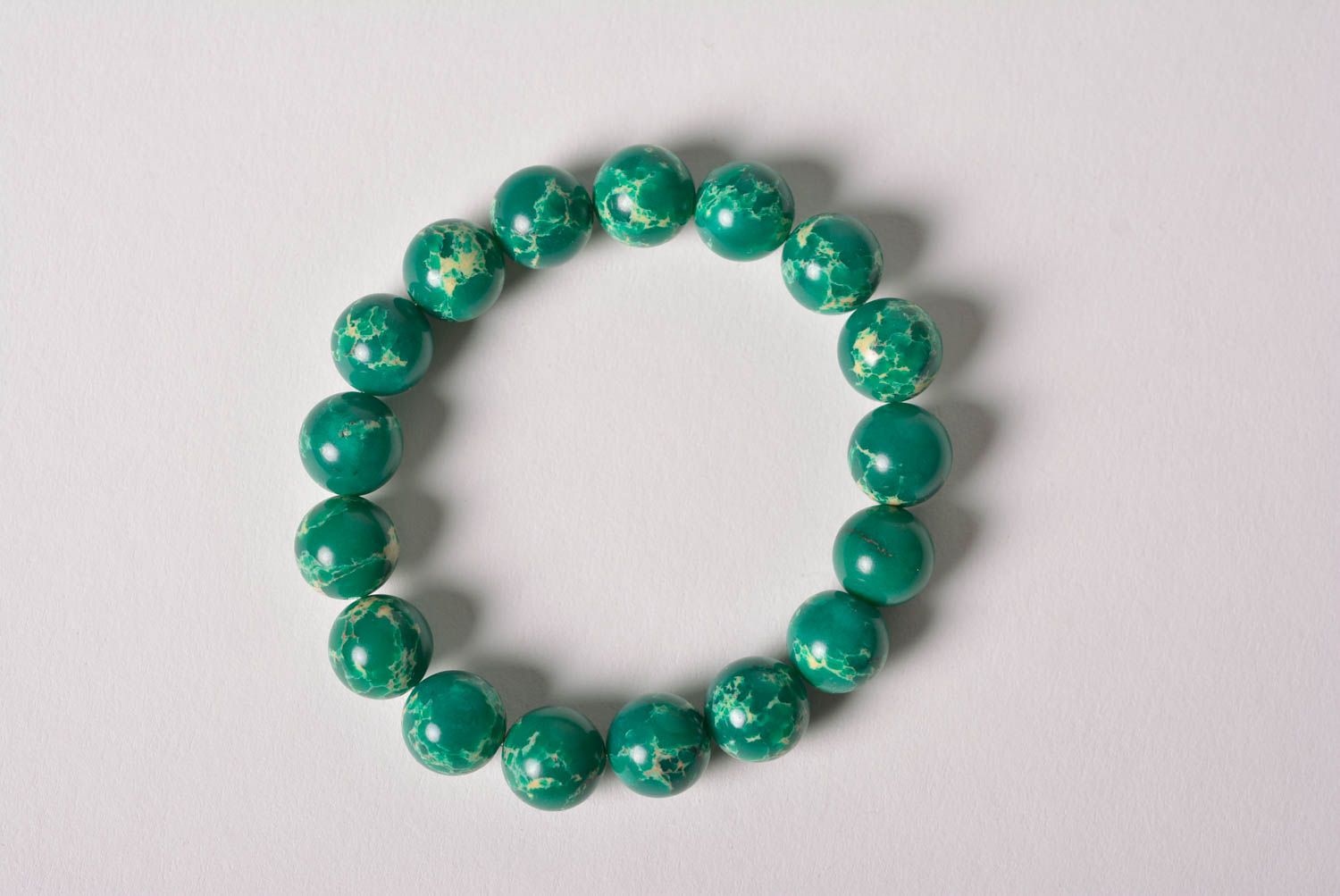 Grünes stilvolles handgemachtes Armband aus Natursteinen Variscit mit Glasperlen foto 3