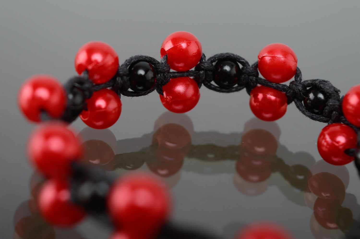 Bracelet en macramé en lacet ciré et perles noires et rouges fait main femme photo 2