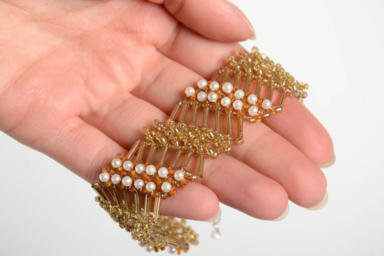 Bracelet beige Bijou fait main large en perles de rocaille Cadeau pour femme photo 2