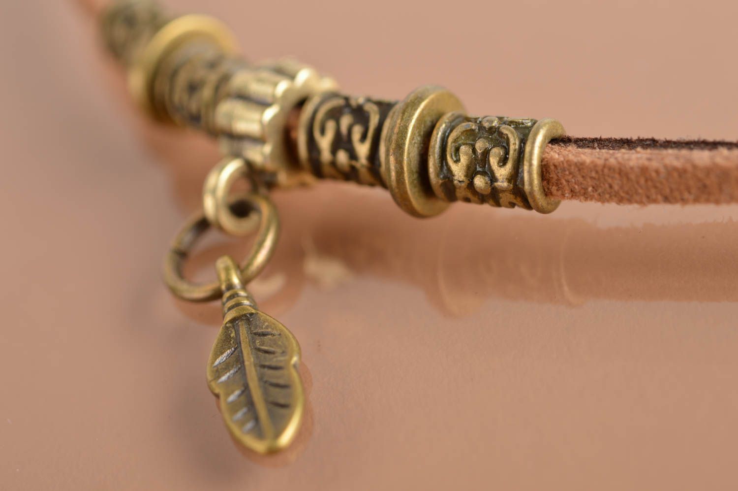 Bracelet en cordons de daim fait main fin avec breloque couleur d'or original photo 4