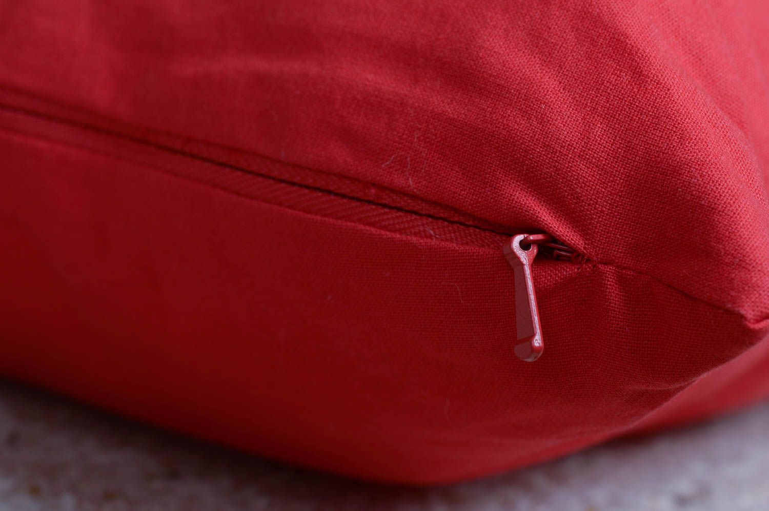 Coussin rouge fait main Oreiller pour canapé en coton design floral Déco maison photo 4