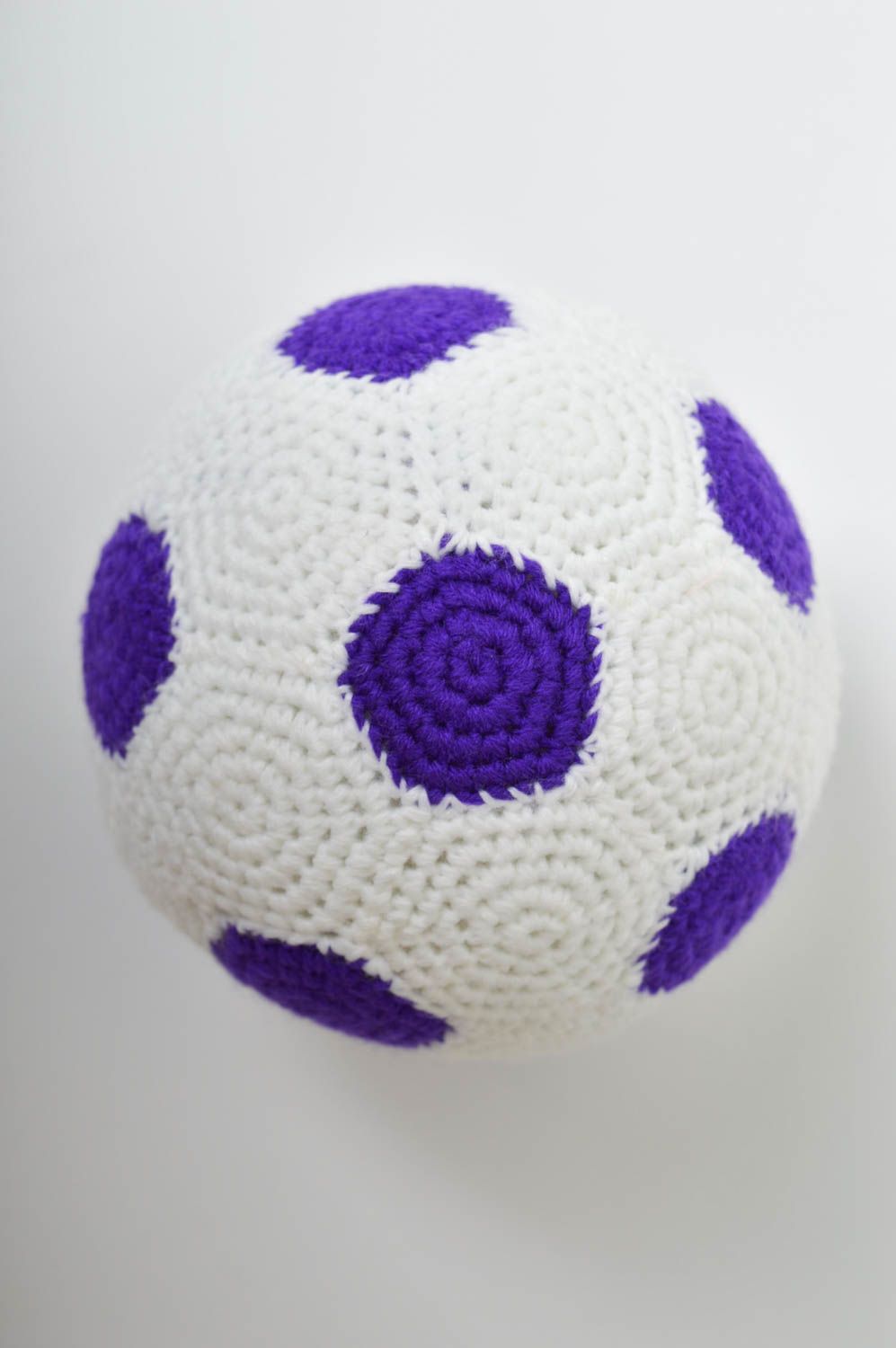 Игрушка ручной работы игрушка из ниток мягкая игрушка мячик белый с фиолетовым фото 5