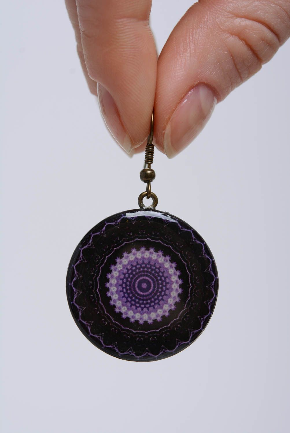 Interessante runde Ohrringe aus Polymerton lila schwarz künstlerische Handarbeit foto 4