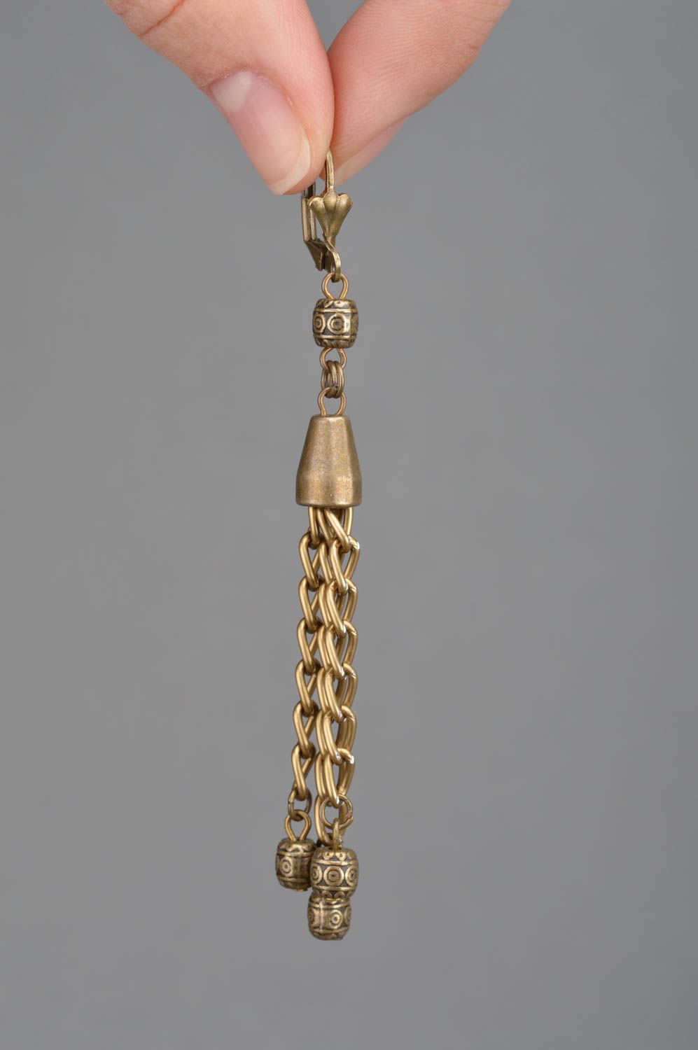 Lakonische Gehänge Ohrringe aus Metall mit Ketten im Ethno Stil handgeschaffen foto 3