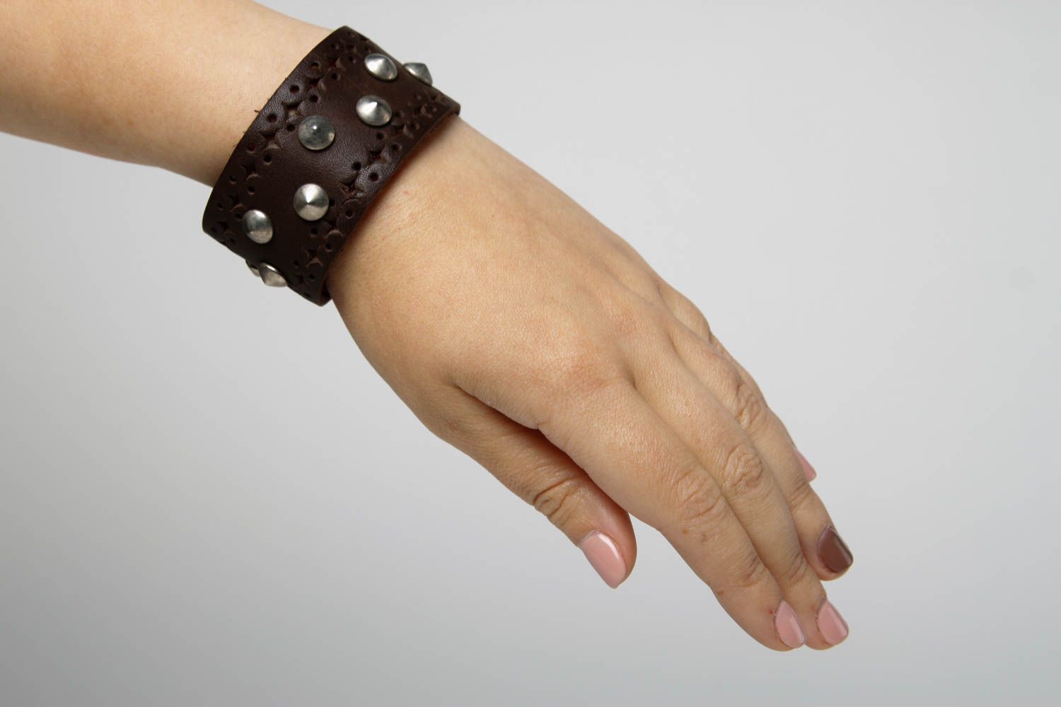 Bracciale in pelle largo fatto a mano accessorio originale braccialetto di moda foto 2