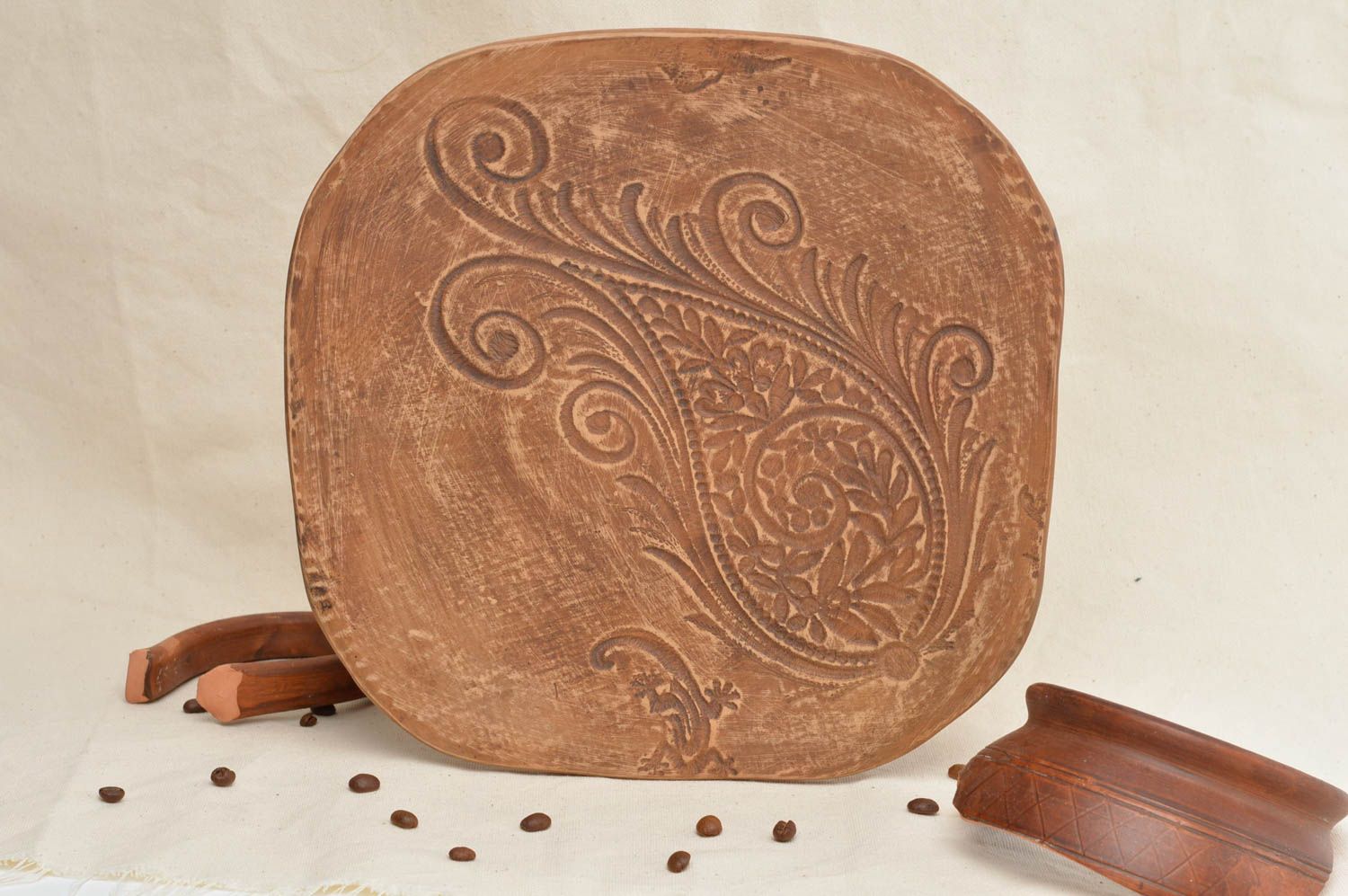 Assiette carrée à bords arrondis en argile faite main avec motif en relief photo 1