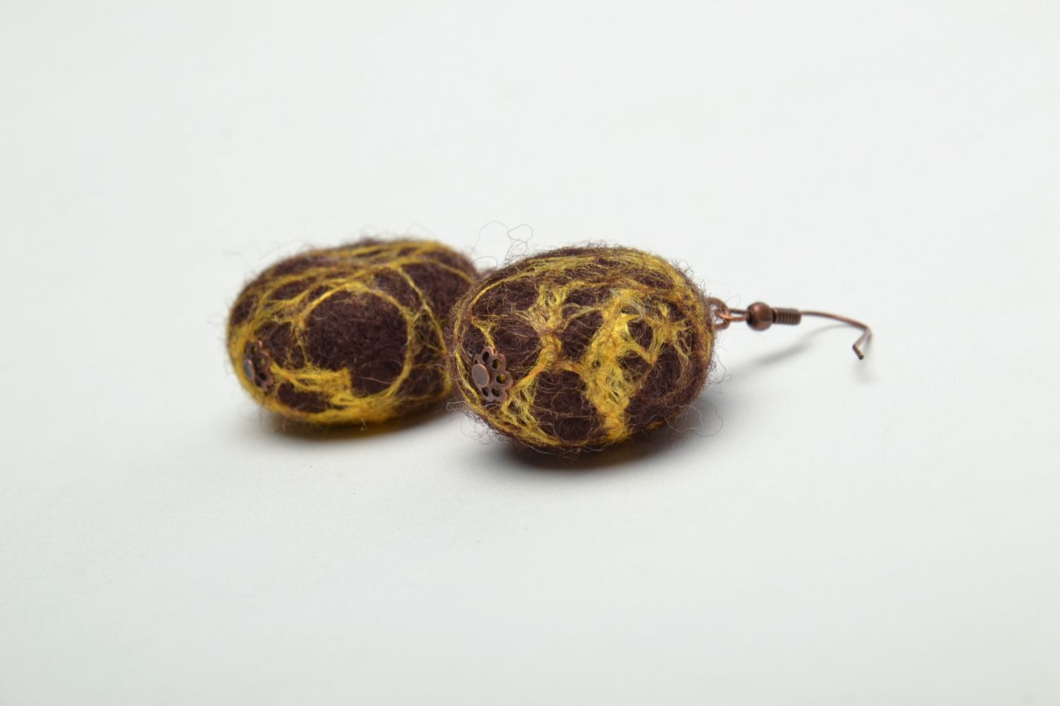 Boucles d'oreilles boules en laine feutrée brunes faites main photo 5