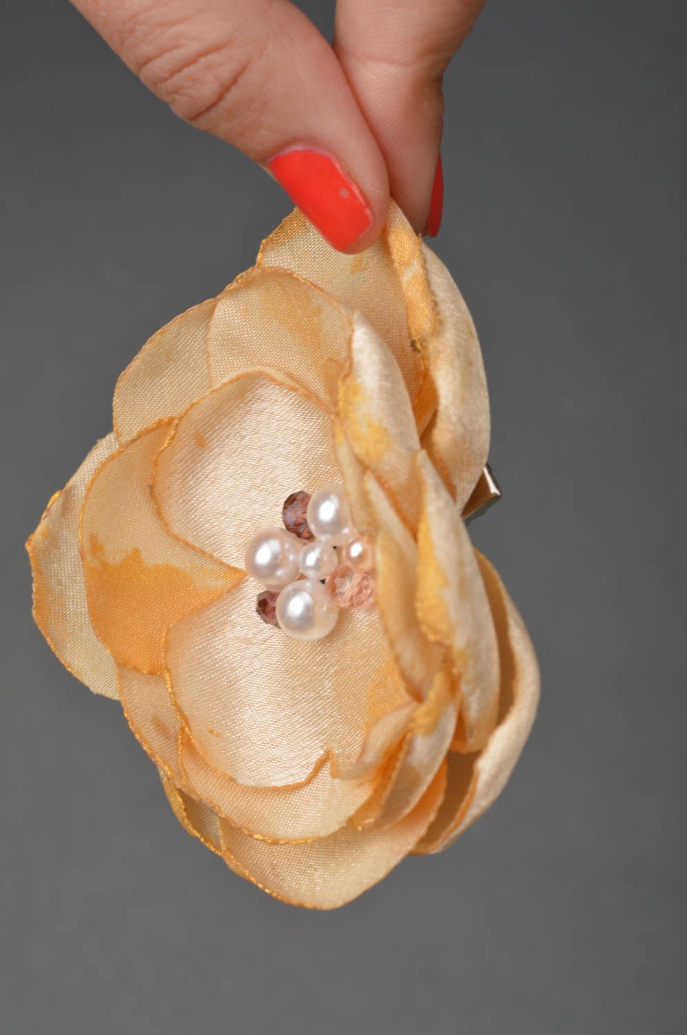 Barrette à cheveux fleur beige avec perles fantaisie faite main accessoire photo 3