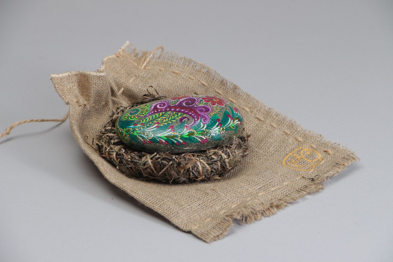 Морской камень с росписью ручной работы для декора дома на плетеной подставке фото 4